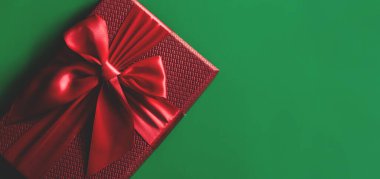 Yeşil arka planda kırmızı hediye kutuları. Noel kartı. Düz yatıyordu. Metin için boşluk olan üst görünüm
