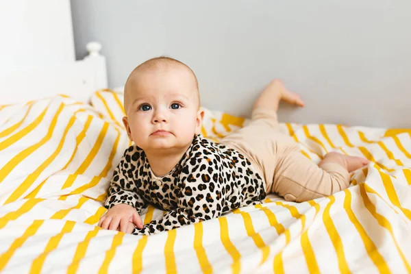 Bebê Feliz Com Sorriso Bonito Sentado Berço Criança Sentada Cama — Fotografia de Stock