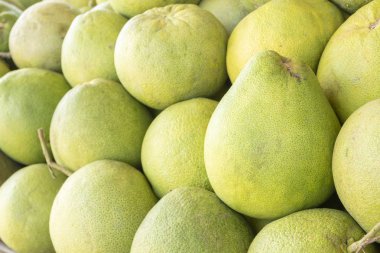 marke pomelo meyve yığını