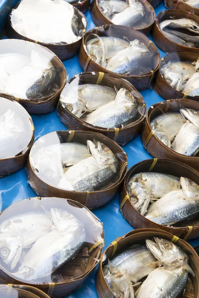 Roher Makrelenfisch Bambuskorb Mit Plastikfolie Auf Dem Markt — Stockfoto