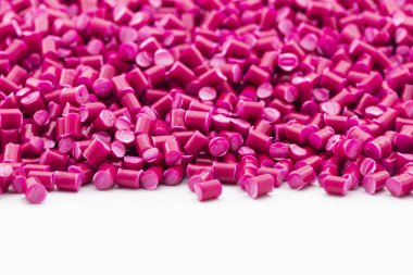beyaz bir arka plan üzerinde pembe plastik reçine (Masterbatch)