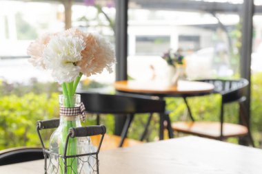 Café kopya alanı ile masaya beyaz yapay çiçek