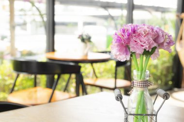 Café kopya alanı ile masaya mor yapay çiçek