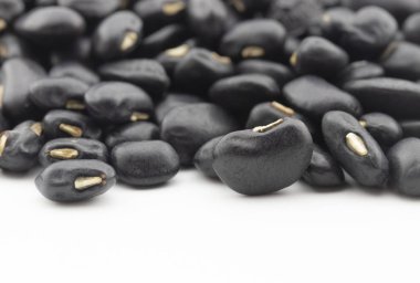 beyaz bir arka plan üzerinde siyah fasulye yakın çekim