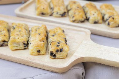 çikolatalı ekmek bir ahşap tepsi üzerinde sopa 