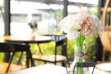 Café kopya alanı ile masaya beyaz yapay çiçek