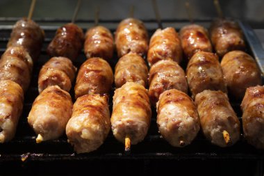 soba üzerinde ızgara Tay sosis. sai Krak Isaan Tay adıdır