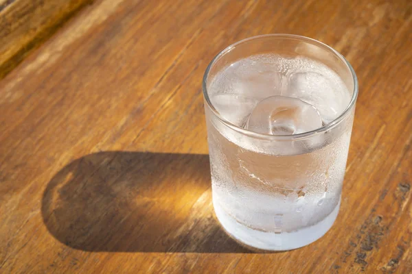 Ποτήρι Κρύο Νερό Παγάκια Στο Ξύλινο Τραπέζι — Φωτογραφία Αρχείου