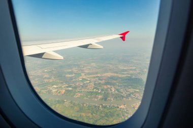 Bangkok şehir eteklerinde gökyüzünde bir uçağın penceresinden görüntülemek