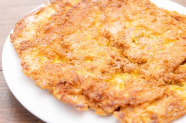 Beyaz tabakta Tay omlet, yakın çekim