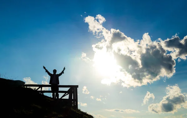 Силуэт Человека Поднимает Руки Гору Солнечном Свете Облака Голубом Фоне — стоковое фото