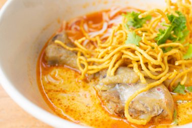 Tay erişte tavuk (Kuzey Tayland yemekleri ile köri) 