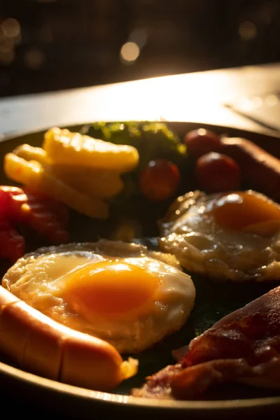 Sázená Vejce Klobásky Zeleniny Talíři Sluneční Světlo Noci Americká Snídaně — Stock fotografie