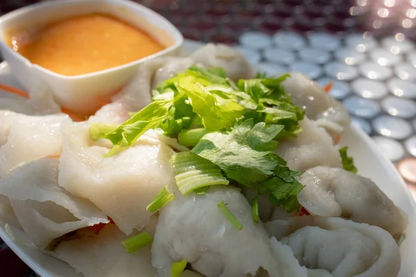 Ångkokt Fisk Dumplings Plattan Och Soja Bönor Pasta Sås — Stockfoto