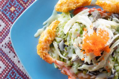 Kızarmış karides tempura ve sebze salata salata sosu