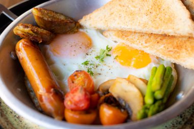 sahanda yumurta, sosis ve ekmek plaka üzerinde Amerikan Servis Kahvaltı