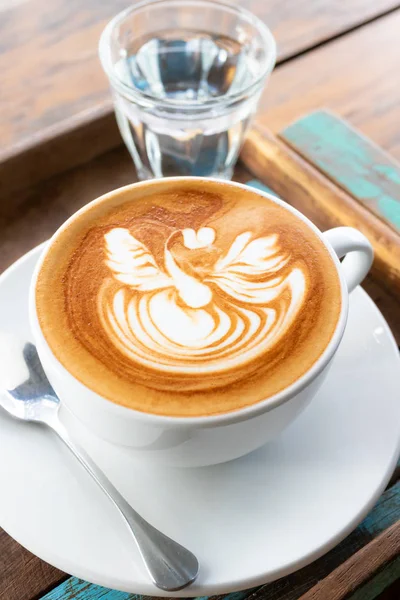 Taza Caliente Café Latte Arte Vaso Agua Mesa Madera — Foto de Stock