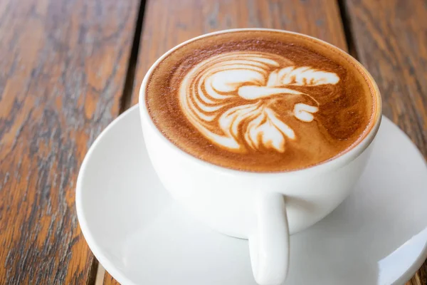 Filiżankę Gorącej Kawy Latte Art Drewnianym Stole — Zdjęcie stockowe