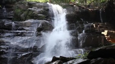 Chiang Mai, Tayland tropikal ormanda şelale ön görünümü