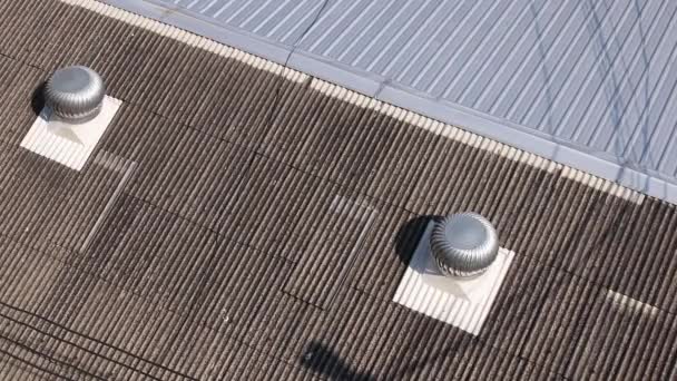 Вращающиеся Турбинные Вентиляторы Работающие Крыше Тени Летающей Сверху Птицы — стоковое видео