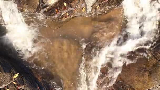 Vista Superior Fluxo Turbulento Água Que Flui Através Das Rochas — Vídeo de Stock