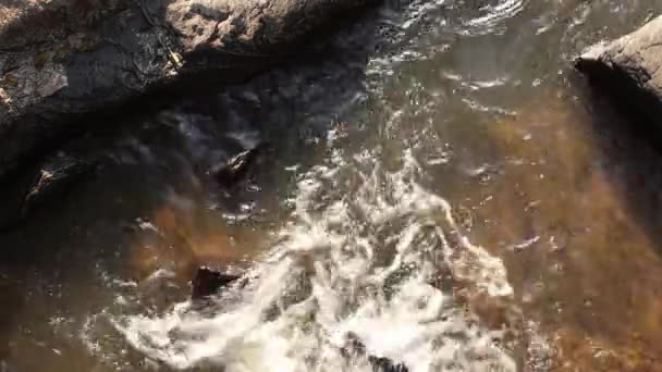 바위를 흐르는 격동의 물줄기의 꼭대기 — 비디오
