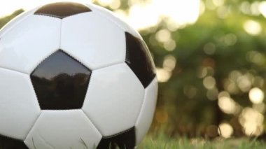 yeşil doğal bulanık arka plan ile çim üzerinde futbol