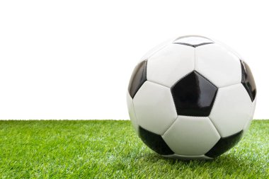 beyaz arka plan üzerinde izole suni çim üzerinde futbol topu