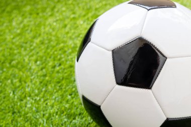 Yeşil suni çim arka plan üzerinde Futbol topu