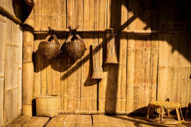 Bambu sepeti bambu duvara asılı 