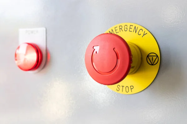 Primer plano del botón de emergencia y el botón de luz roja en acero gris — Foto de Stock