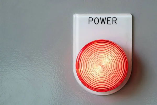 Primer plano del botón de encendido y la luz roja — Foto de Stock