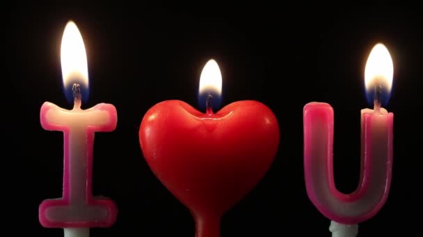 黒い背景にアイラブユーキャンドルを吹き消す バレンタインデーのコンセプト — ストック動画
