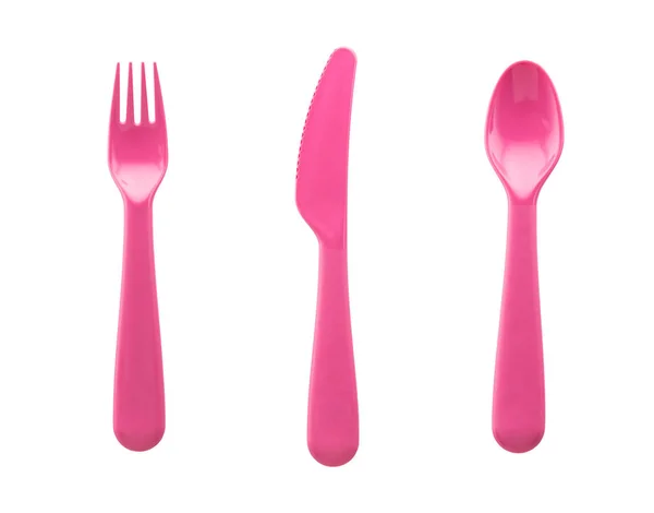 Набор розовой пластиковой ложки, вилки и ножа изолированы на белой спине — стоковое фото