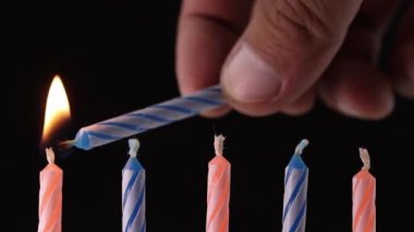 el siyah arka plan üzerinde beş doğum günü mumları kadar aydınlatma