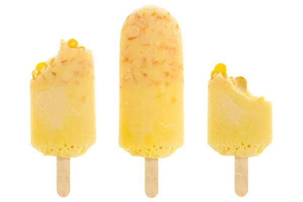 Conjunto de picolé de milho amarelo picado isolado no fundo branco — Fotografia de Stock