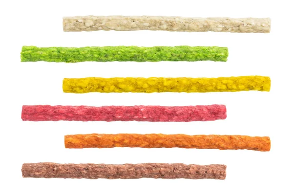 Whに隔離された犬の治療のためのカラフルな染色された生皮の棒のセット — ストック写真