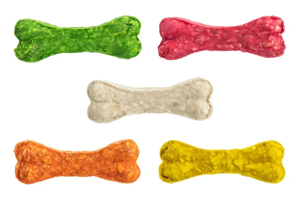 Ensemble d'os en cuir brut coloré pour chien à mâcher isolé sur le dos blanc — Photo