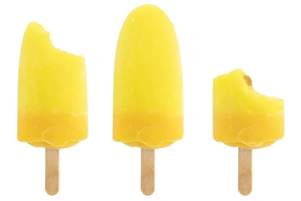 Σύνολο από κίτρινο παγωτό ανανά που απομονώνεται σε λευκό φόντο — Φωτογραφία Αρχείου