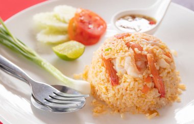 Beyaz dis üzerinde karides ile Kızarmış pilav