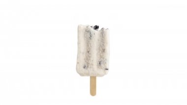 ısırık siyah fasulye buz pop veya popsicle beyaz arka plan üzerinde dönen