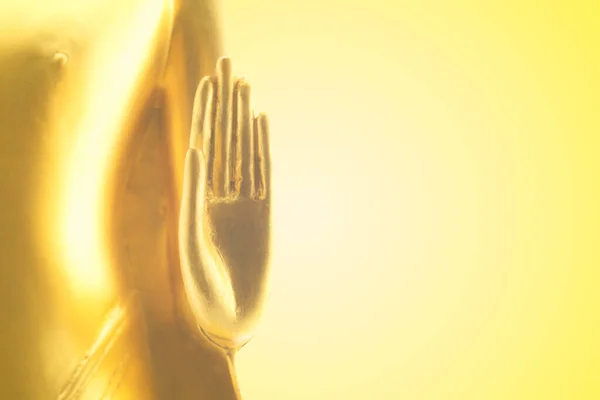 黄色の背景に金色の仏像の手 — ストック写真