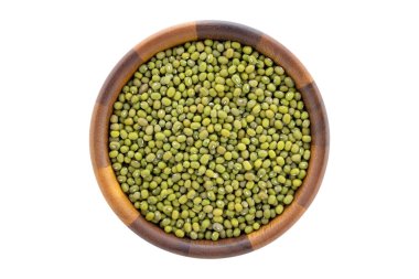 Beyaz arka planda izole edilmiş ahşap kasedeki mung fasulyelerinin üst görüntüsü.
