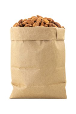 kavrulmuş badem beyaz zemin üzerinde kahverengi kağıt torba