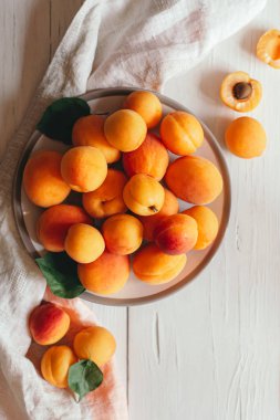 Tabakta olgun kayısılar.