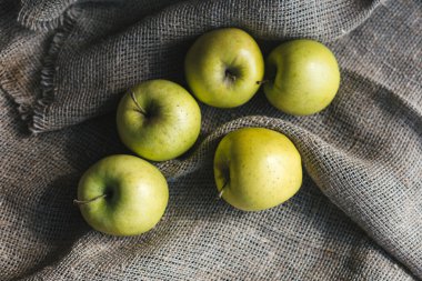 Bir bez üzerinde olgun yeşil elma.