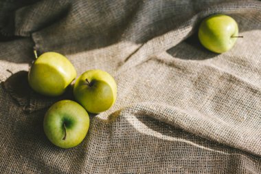 Rustik bez üzerinde olgun yeşil elma.