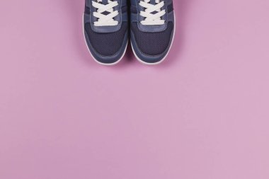 Mor arka planda gri spor ayakkabılar. Sağlıklı yaşam tarzı ve günlük eğitim kavramı. 