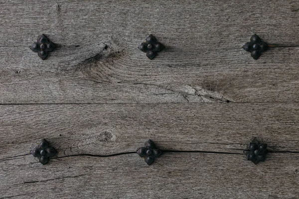 Ρουστίκ ξύλινη υφή ή φόντο. Παλιά ξύλινη πόρτα με σιδερένια πριτσίνια. — Φωτογραφία Αρχείου