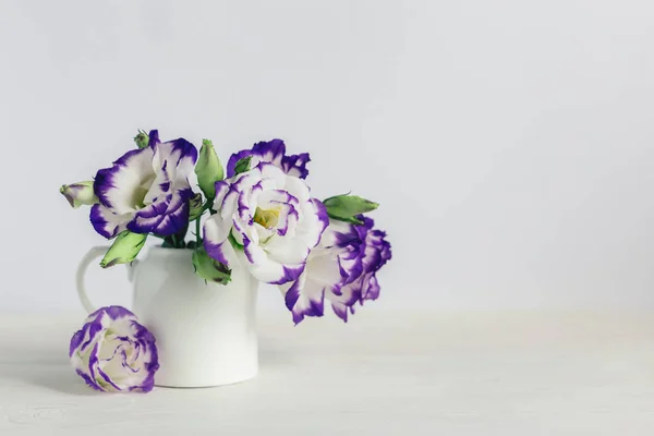 Romantyczny Bukiet białych i fioletowych kolorowych kwiatów Eustoma w słoiku na białym tle. — Zdjęcie stockowe